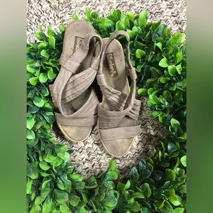 Skechers fabric wedge heel sandal size 8 neutral/beige/ grey